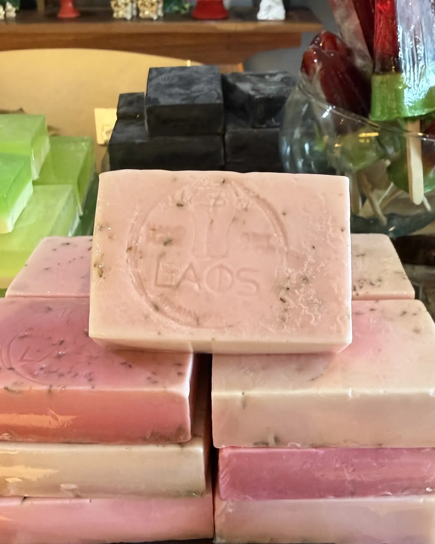 Vitrine de sabonetes numa das lojas LAOS em Arraial d'Ajuda