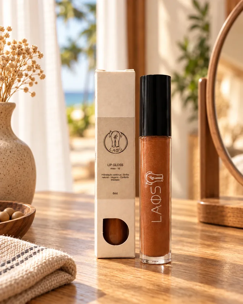 Lip Gloss Areia 01 num ambiente de casa